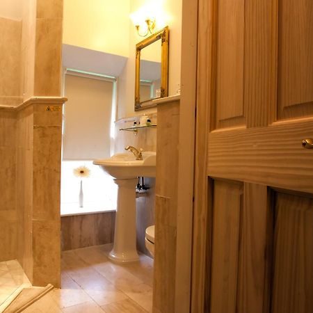 Glenmoriston Arms Hotel 인버모리스톤 외부 사진