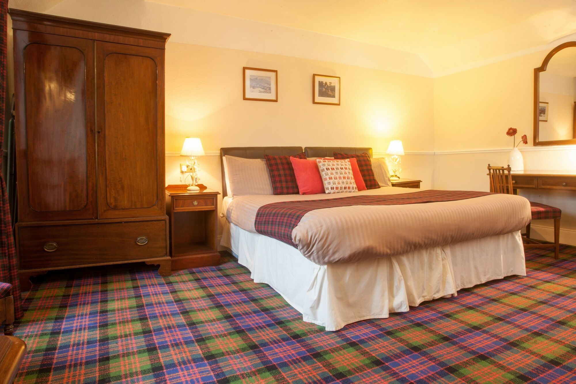 Glenmoriston Arms Hotel 인버모리스톤 외부 사진